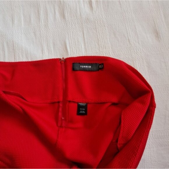 Torrid women's size 20 red textured shorts, back zipper, high waist NWOT - Picture 5 of 7